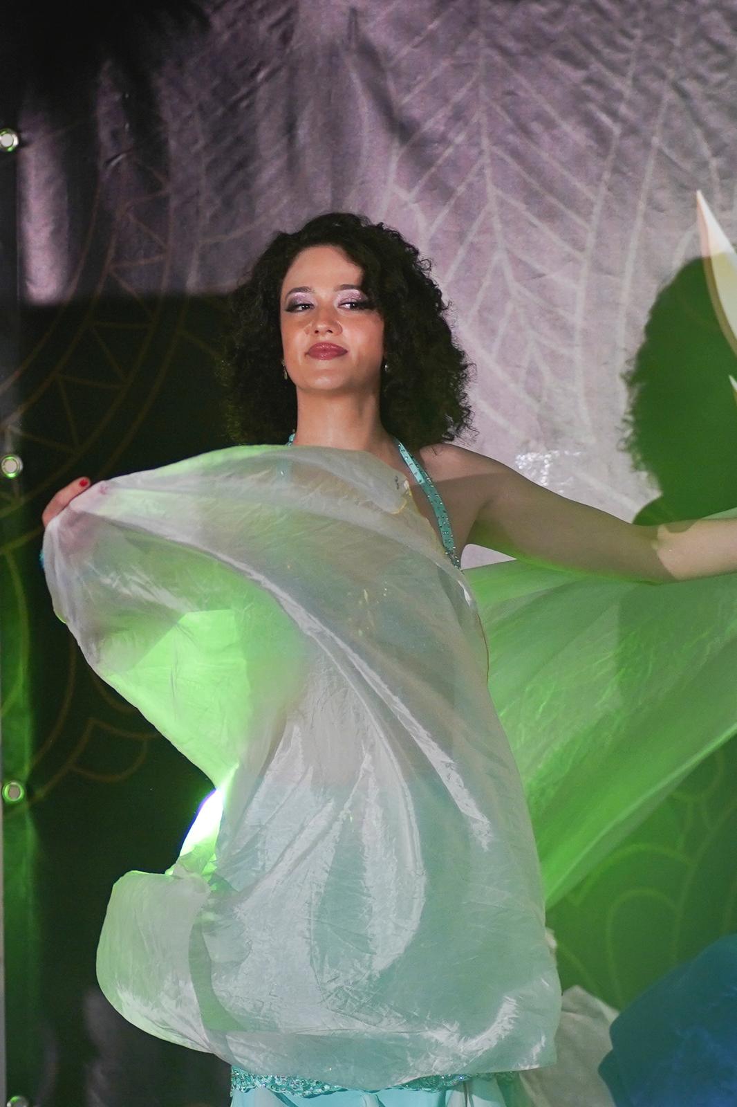 belly dance ballarina performing